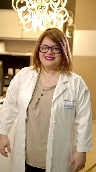 Dra. Flávia Barradas, oftalmologista em Teresina, Piauí, de jaleco branco e óculos